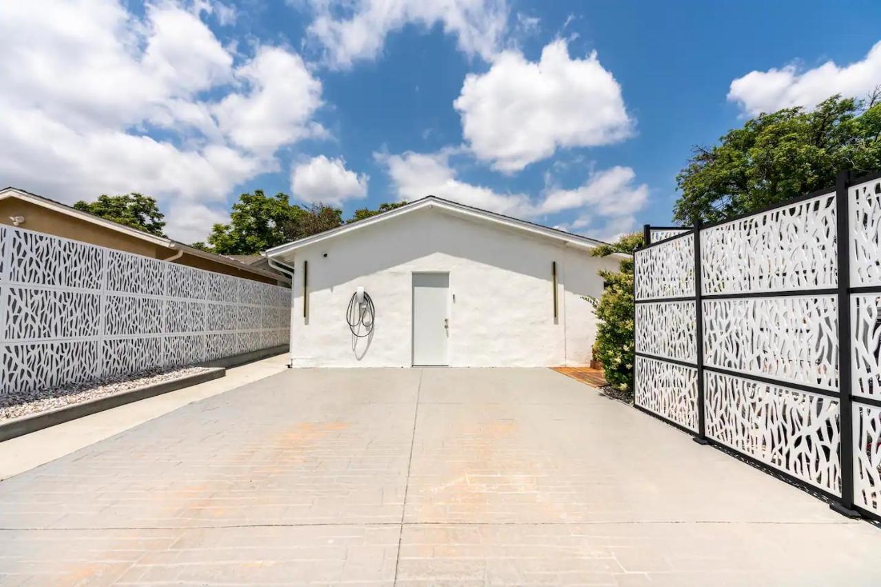 New Luxury Entertaining House With Pool Sauna Tesla Charger Pets Сasa de vacaciones Los Ángeles