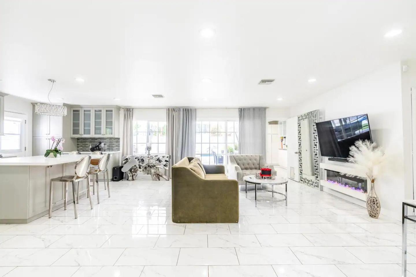 New Luxury Entertaining House With Pool Sauna Tesla Charger Pets Сasa de vacaciones Los Ángeles